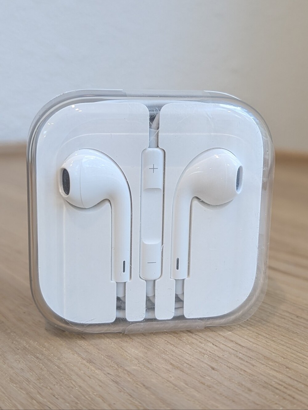 New Apple White Wired Earbuds with Inline Remote and Mic